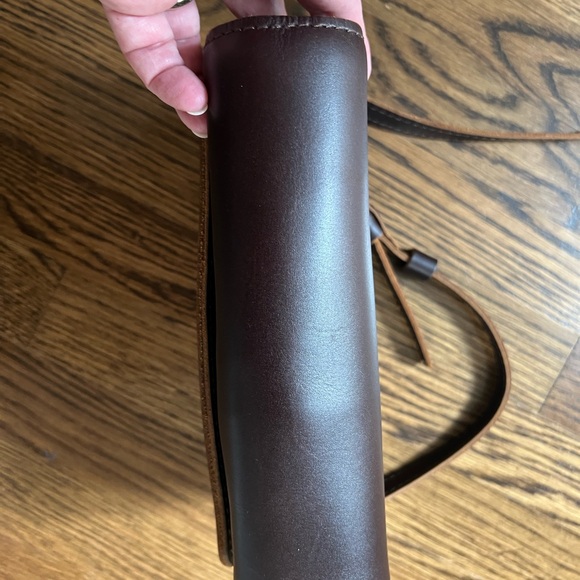 Portland Leather Metro brown leather Medium Crossbody Bag - Picture 7 of 9